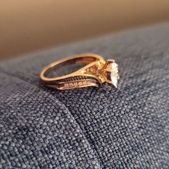 Elegant Gold Diamond Ring - Picture 3 of 5